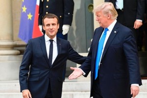 法總統馬克龍(左)徵數字稅惹美國總統特朗普不滿。（圖源：AFP）