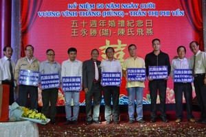 王永勝先生（左五）與土龍木天后宮代表向各單位贊助慈善基金。