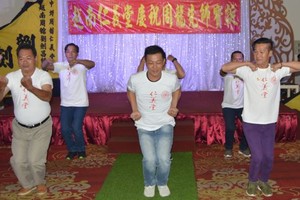 各位師傅表演武術。