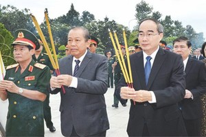 政府常務副總理張和平（前中），本市市委書記阮善仁（前右）前往市烈士陵園獻花、上香緬懷各英雄烈士。