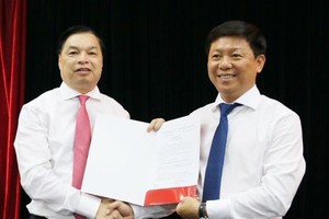 中央宣教部副部長黎孟雄代表中央宣教部領導向陳青霖同志（右）頒授人事委任《決定》。（圖源：Tuyengiao.vn）