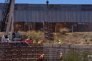 美國最高法院作出裁決，批准特朗普政府重新撥款25億美元建邊境牆。（圖源：AFP）