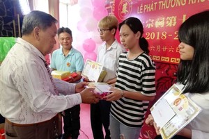 蘇氏宗祠理事長蘇漢光向各優秀生頒獎。