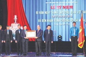 政府總理阮春福向越南勞動總聯團頒授胡志明勳章。（圖源：互聯網）