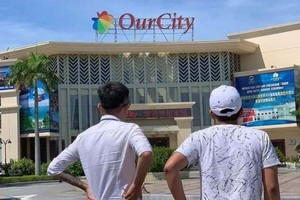 公安部27日下午與海防市公安廳配合突擊檢查海防市楊京郡海城坊范文同街第9公里的Our City都市區。（圖源：明山）