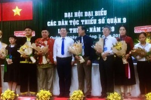 大會介紹了7位代表和2位候補代表參加第三屆本市少數民族代表大會。