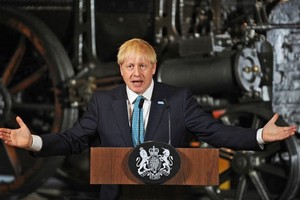 約翰遜在曼徹斯特發表演說。