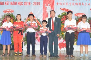 典禮上，甲文強老師獲邀向優秀生頒獎。