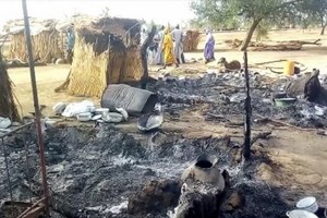 槍擊事件發生後，遇襲的村莊遭縱火焚燒，現場焦黑一片。（圖源：AFP）