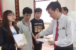 陳浩永理事長向優秀生頒發獎品。