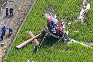 直升機以駕駛艙朝上的方向扎在田地裡。（圖源：互聯網）