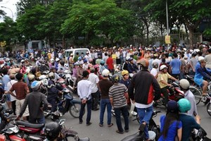 只因發生一起車禍而令到眾多路人好奇地圍觀，導致交通嚴重堵塞。