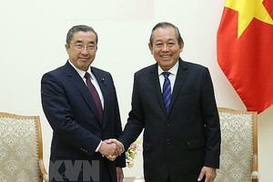 政府常務副總理張和平（右）接見日本傳播與內務部大臣鈴木淳司。（圖源：越通社）