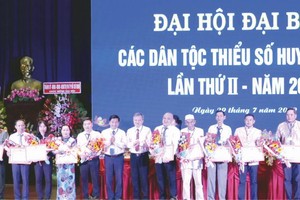 古芝縣人委會向積極民族工作的13個集體及12個人頒發獎狀。