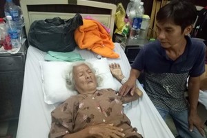 林榮正照顧骨折的母親。