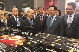 政府副總理王廷惠（右二）出席第十五屆中國-東盟博覽會並參觀越南咖啡展位。