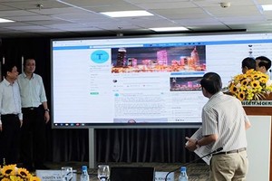 市新聞與傳播廳向與會者及媒體介紹臉書上的市基層資訊粉絲專頁。（圖源：秋紅）