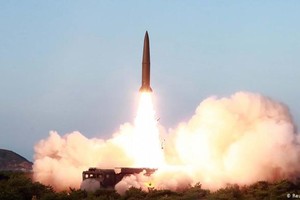 根據韓聯社，這次的導彈與朝鮮7月25日試射的兩枚新的短程彈道導彈不同。（圖源：路透社/KCNA）