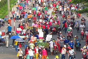 工人街市人車擁擠。