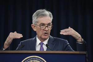 7月31日，在美國首都華盛頓，美國聯邦儲備委員會主席鮑威爾在新聞發佈會上講話。（圖源：新華社）