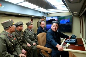 金正恩（右）與軍官視察試射活動。（圖源：互聯網）