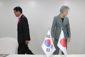 8月1日，在曼谷，韓國外長康京和（右）與日本外相河野太郎握完手轉身就座。 （圖源：韓聯社）