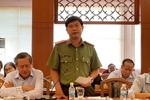 慶和省公安廳參謀長潘文強上校在新聞發佈會上回答記者提問。（圖源：維清）