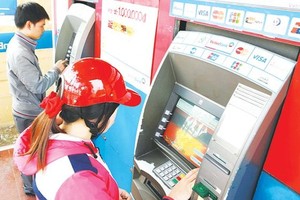 工人在提款機提款。（示意圖源：互聯網）