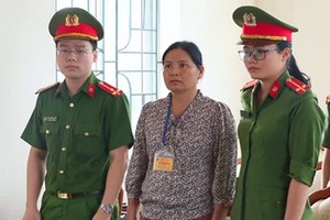 涉嫌詐騙侵吞財產犯罪的嫌疑人黃氏厚（中）被起訴。（圖源：警方提供）