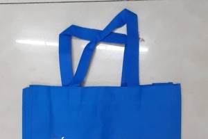 已有不少單位選擇可以多次使用 的布袋印上宣傳環保標語發給市民。