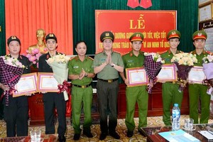 南定省公安廳領導向所屬業務單位的5名幹部、戰士表彰。（圖源：陲楊）