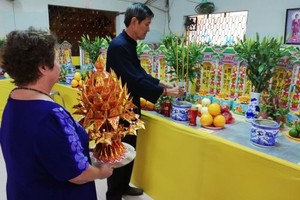 善信為先人牌位準備花果致祭。