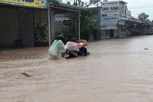 富國島洋東鎮八月革命街變成澤國。（圖源：維慶）