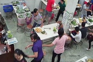 店內食客突遭歹徒潑灑蝦醬、油漆等污穢物質而慌張逃離“困境”。（圖源：富潤）