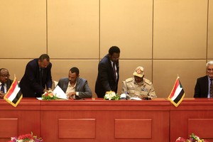 月4日，在蘇丹喀土穆，蘇丹過渡軍事委員會副主席穆罕默德·哈姆丹·達克盧（右二）和“自由與變革聯盟”主要領導成員艾哈邁德·拉比（左三）簽署協議。（圖源：新華社）