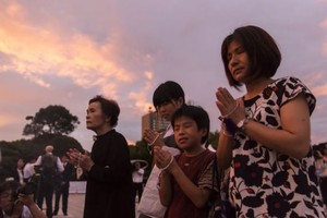 8月6日，日本廣島，廣島原子彈爆炸74週年紀念日當天，人們在廣島和平紀念公園為原子彈爆炸遇難者祈禱。（圖源：互聯網）