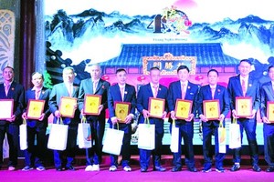 理事會同仁接受40週年紀念章。