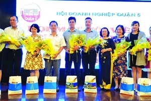 蘇慧蘭主席（左一）送花祝賀於7及8月份成立的會員企業。