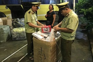 市場管理力量沒收從境外走私進口的餅乾。（圖源：雲體）