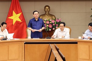 王廷惠副總理（左二）在會議上發表講話。（圖源：越通社）