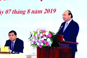 政府總理阮春福（右）主持會議並發表講話。（圖源：越通社）