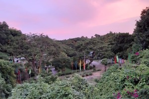 即毓山崗的黎明景色。