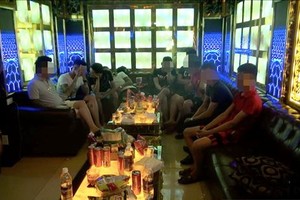 檢查團對祿發68餐廳突檢時的現場。（圖源：丹元）