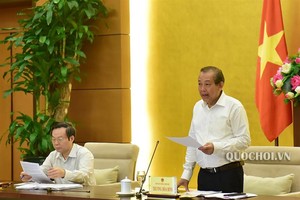 政府常務副總理張和平（右）在會議上發表講話。（圖源：Quochoi.vn）