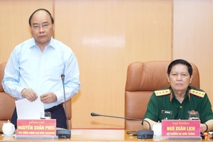 政府總理阮春福（左）在會議上發表講話。（圖源：光孝）