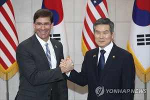 韓防長鄭景斗（右）與到訪的美新任防長埃斯珀握手合影。（圖源：韓聯社）