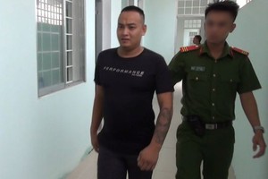 法警將犯罪嫌疑人孔高智押送至陸地辦案公安機關接受審訊。（圖源：V. Vũ）