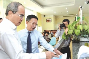 市委書記阮善仁（左）瞭解建設廳行政改革規程。（圖源：互聯網）