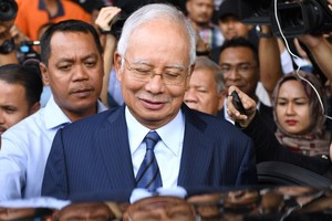 馬來西亞前首相納吉和他的親信疑似涉入的一馬發展公司侵吞資金醜聞，至少在6個國家遭到貪污和洗錢調查。（圖源：AFP）