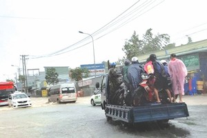 各職能部門和民眾須用卡車運載摩托車越過四月三十日街的水深路段。（圖源：互聯網）